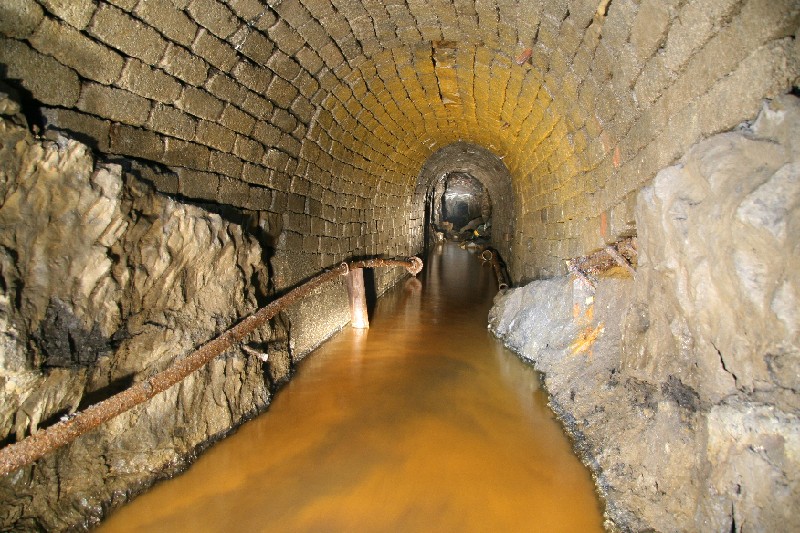 IMG_2422.jpg - The VM concrete block arching along the adit level. Photo by Pete.