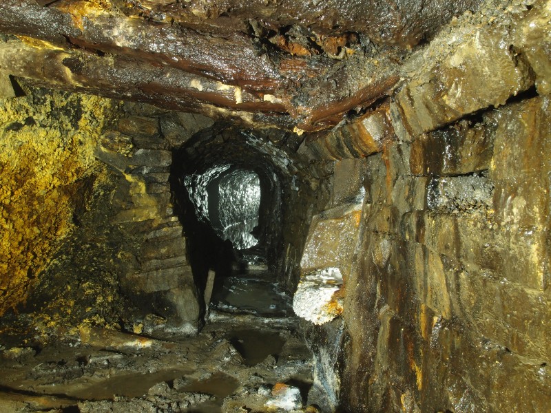 P2211953.JPG - In the High Raise Level, miniature level, miniature hoppers, High Raise Vein. Northwest branch.