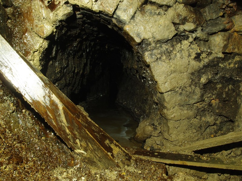 P2211958.JPG - View into the southwest branch of the High Raise Level where is meets the crosscut from the manway up into it.