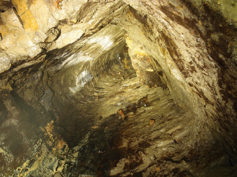 P2211966.JPG - Rise further up into stope workings at the manway crosscut. It had a choke at the top.