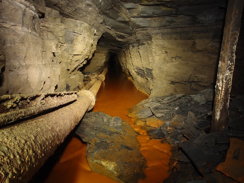 P2211991.JPG - Water management on the junction of the High Raise Second Sun Vein, Nentsberry Haggs Level. Tomato soup spillage.