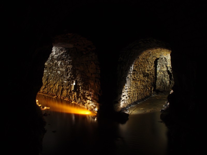 PC191688.JPG - End of the Nentsberry Haggs Vein level, left heads to the Wellhope workings, right to Brownley Hill. The vein running left to right is Wellgill Cross Vein.