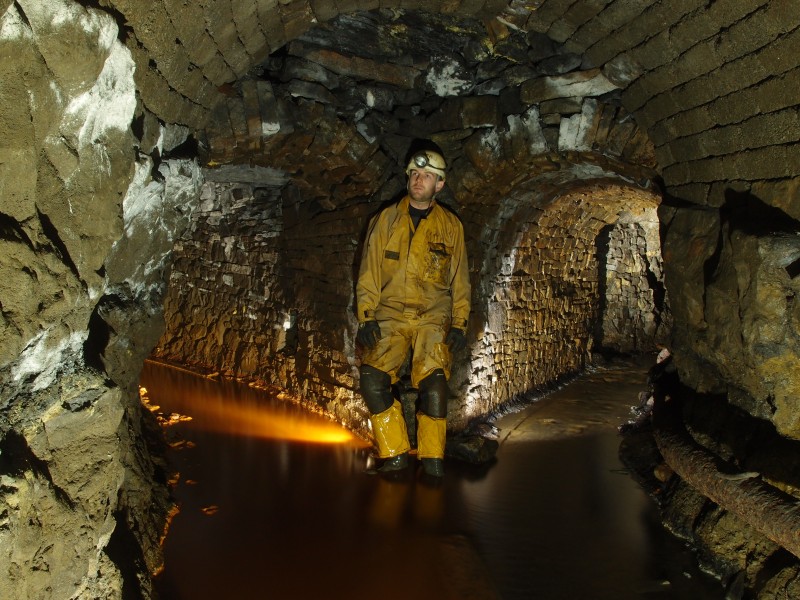 PC191690.JPG - End of the Nentsberry Haggs Vein level, left heads to the Wellhope workings, right to Brownley Hill. The vein running left to right is Wellgill Cross Vein.