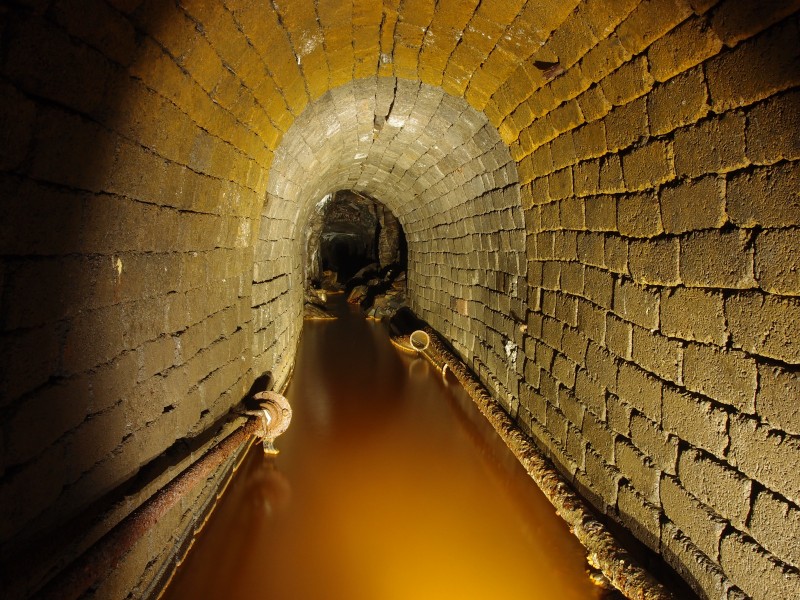 PC191692.JPG - Looking back down the Nentsberry Haggs Vein Level, this section has VM block arching.