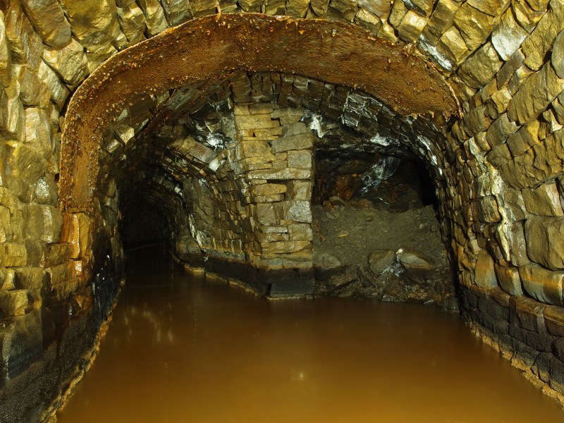 PC191695.JPG - Junction with Cowhill Cross Vein (to the right).