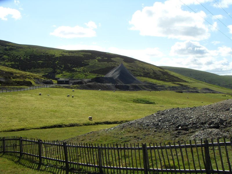 ngsf_viewtospoilheap.jpg - Looking up to the New Glencrieff Mine and the landmark spoil heap.