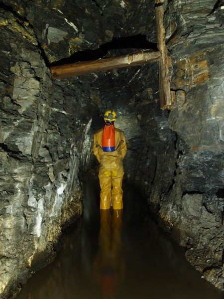 P8311039.JPG - South west branch along the vein.