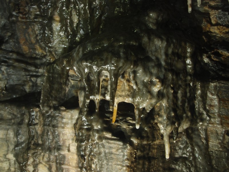 P8311073.JPG - Formations on the wall along the crosscut to the vein.