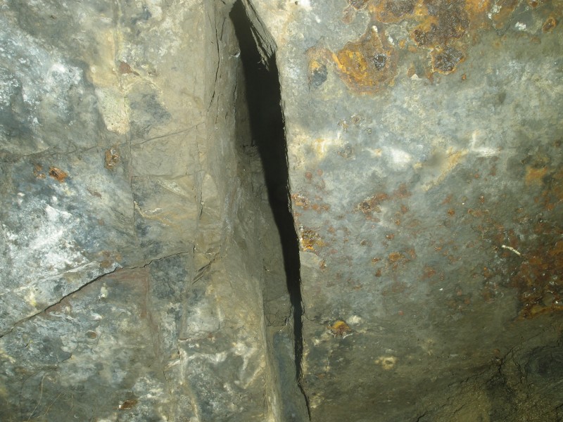 P8311091.JPG - Fissure in the roof, just past the arching.