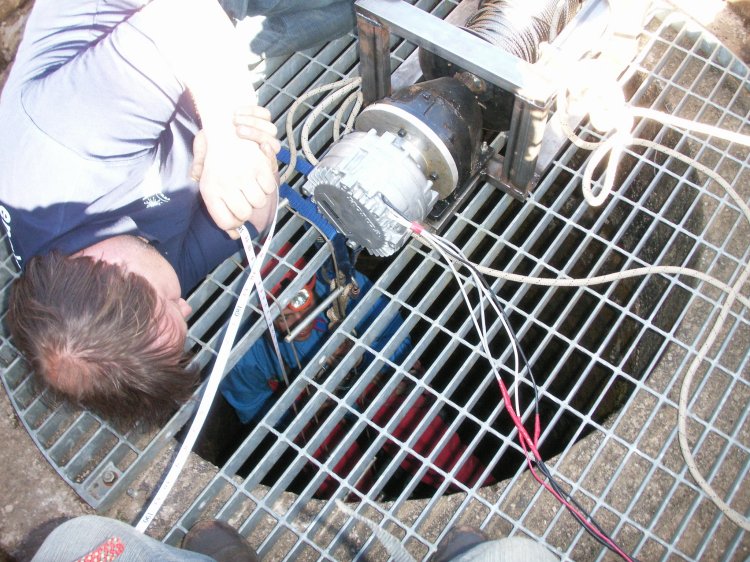 winchtesting50m_shaft_1.jpg - First run on the 50m shaft.