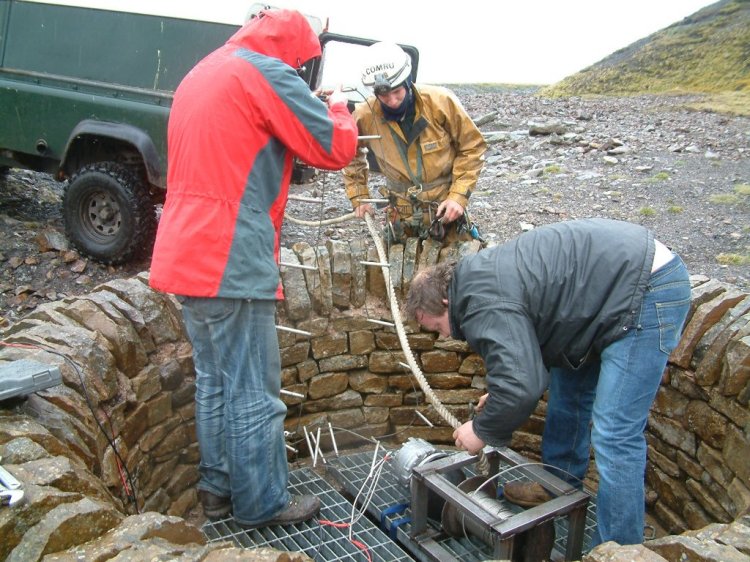 winchtesting50mkarli_shaft_1.jpg - Rigging for the second 50m shaft testing, Karli just can't wait.