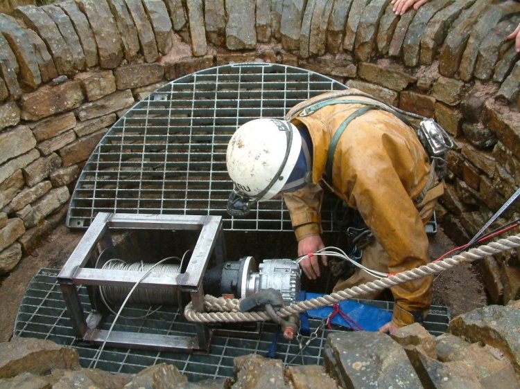 winchtesting50mkarli_shaft_2.jpg - Getting ready to go down.