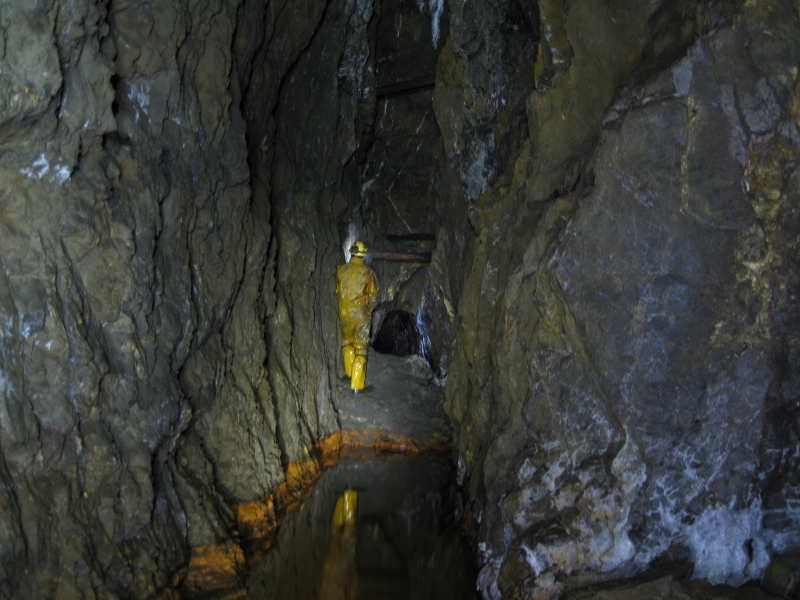 IMG_3007.jpg - Stoping on the north side of the level intersecting the 2nd rise we climbed.