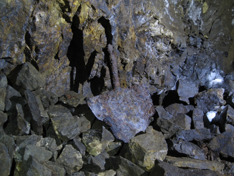 IMG_3015.jpg - Remains of a shovel in the north side of the level.