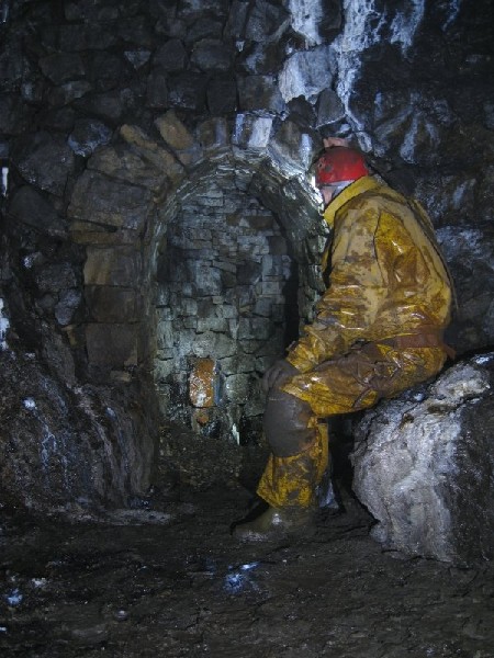 IMG_3060.jpg - This is in the warren and the ore chute that Pete climbed up from when we climbed the 4th rise.