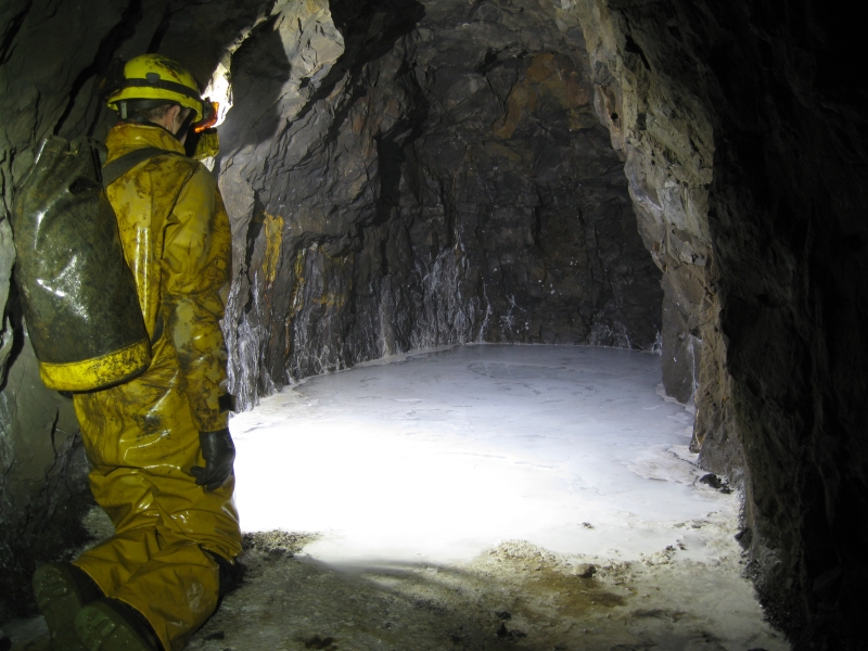 IMG_3074.jpg - The source of the flow, nothing on the walls, just coming out of the floor pool.