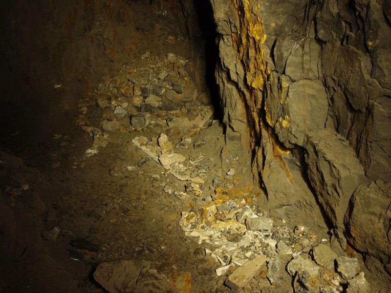 P7060836.JPG - Mineral specimen castoffs from collectors with newspapers.