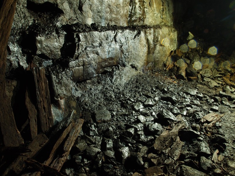 P7060848.JPG - Shiny stained wall and deads, it looks like someone has sprinkled graphite all over them.