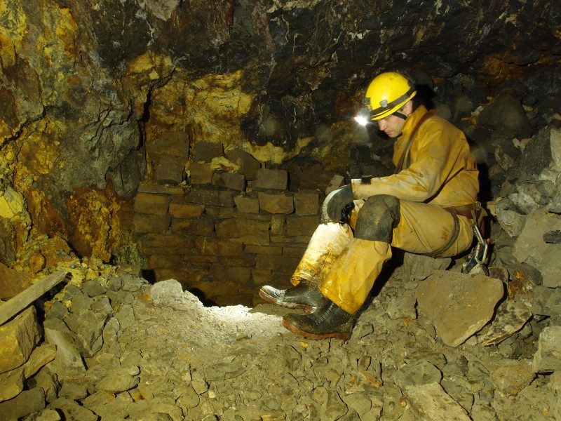 P7060858.JPG - Forehead at the west end of the stopes and final chute down.
