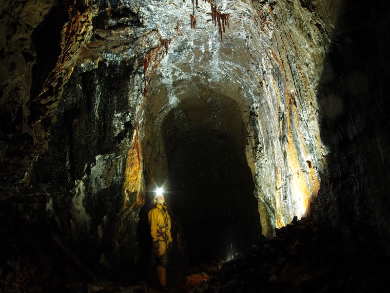 P7060875.JPG - Stalactites hanging down from the roof.