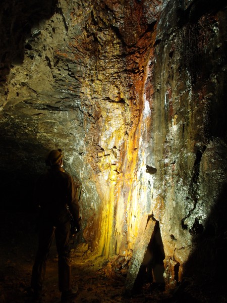 P7060881.JPG - Iron stained formations on the foot wall of the stope.