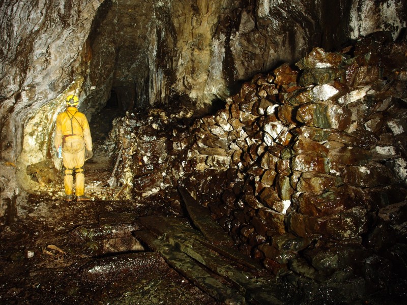 P7060893.JPG - Ore chute in stope.