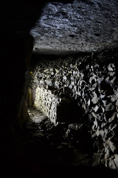 DSC_0271.JPG - Neatly stacked deads with artefacts. Photo by Karli.