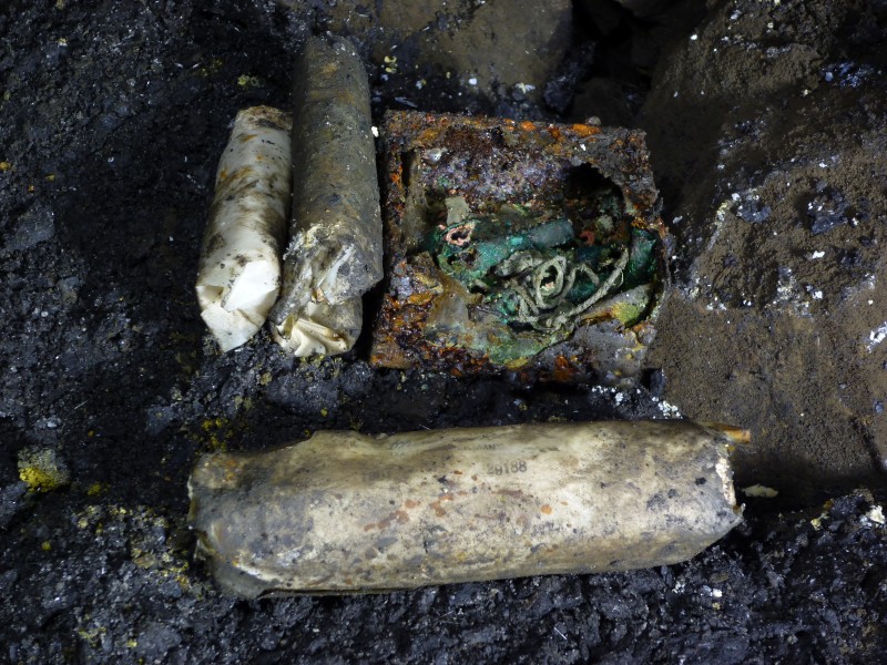 P1030658.JPG - Dynamite and detonator tin, complete with detonators. Photo by Sal.