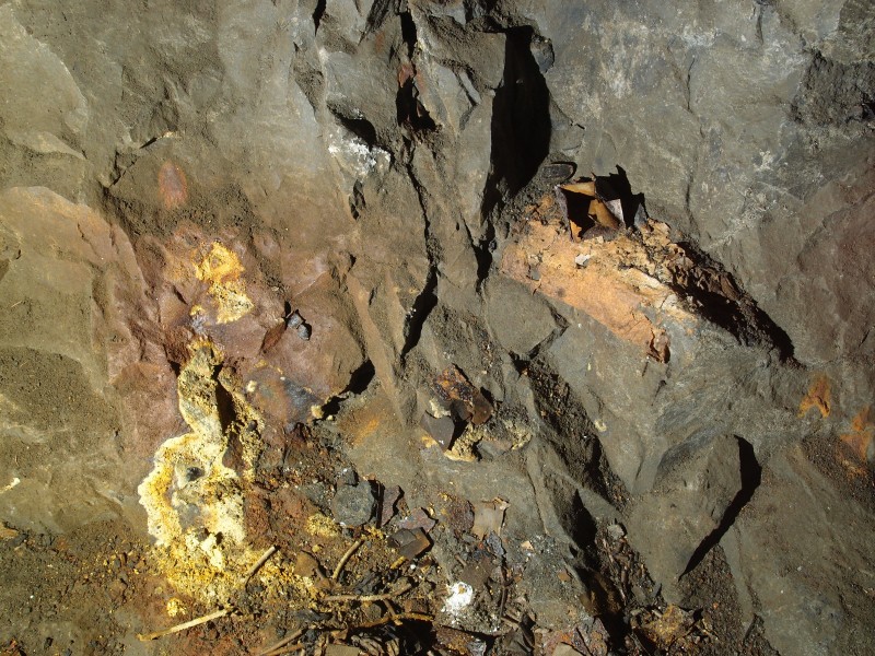 P2117977.JPG - Fuse and broken detoantor tins.