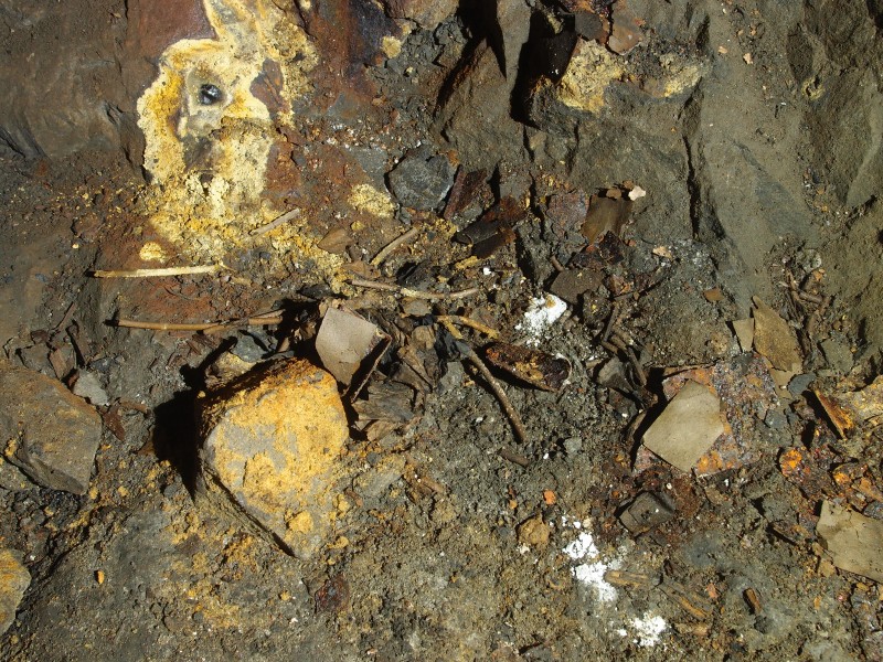 P2117978.JPG - Fuse and broken detoantor tins.