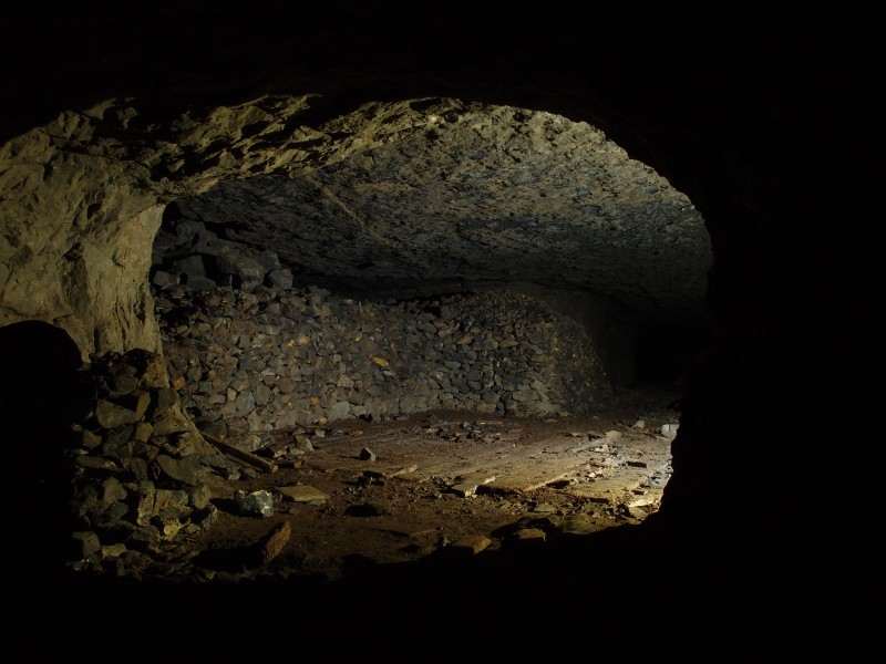 P2117998.JPG - Looking out on to the dressing floor from a cavity.