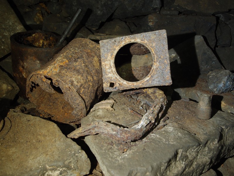 P2118019.JPG - Tins.