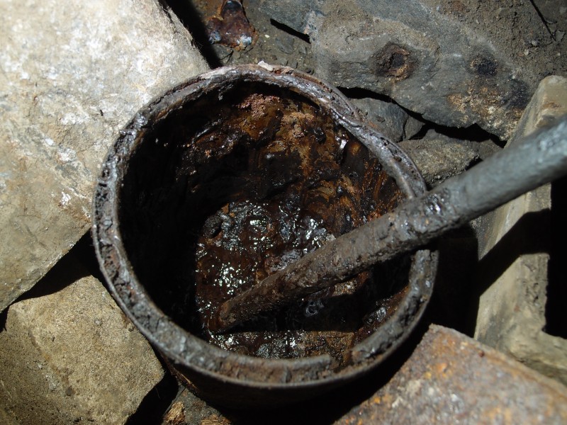 P2118033.JPG - Grease tin.