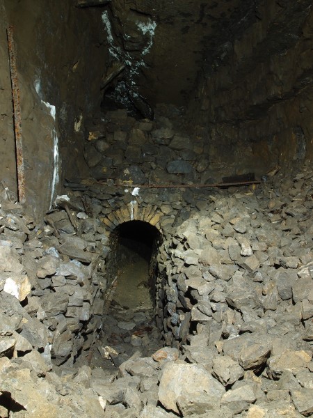 P2118062.JPG - Level through the deads.