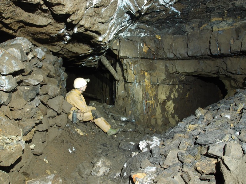 P2118069.JPG - At the top of the Great Limestone, above the stacked deads and level.