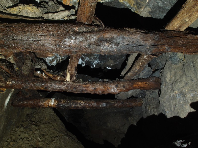 P2118071.JPG - Timber supports at the top of the Great Limestone.