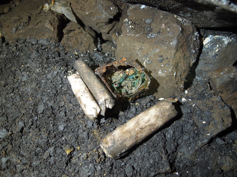 P2118078.JPG - Dynamite and detonator tin, complete with detonators.