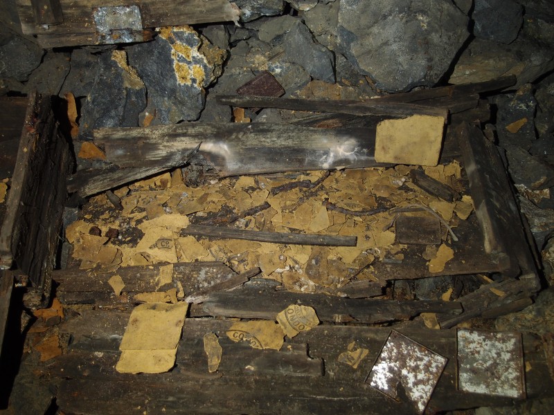 P2118102.JPG - Explosive box with fuse, gunpowder wrappers and detonator tins.