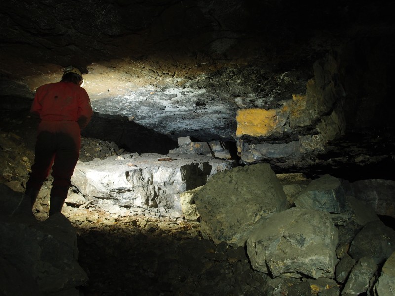 P2118131.JPG - Large slabs of limestone fallen from the roof.
