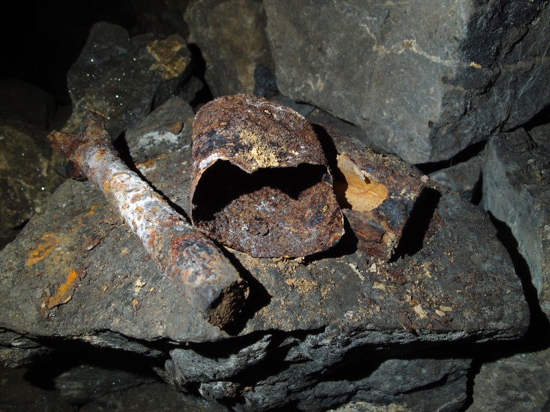 P2118144.JPG - Powder bottle,drill and detonator tin.