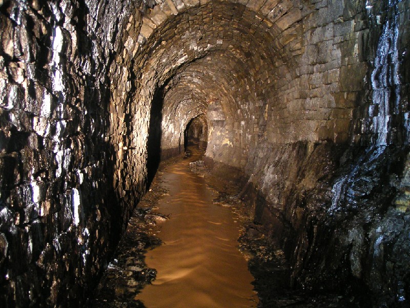 rg_hsb_passage3.jpg - Good example of the arching in the level. The water was clear before we passed, on the way out it had turned into this rusty orange colour - a lot of thick slimy mud was disturbed.