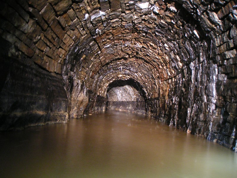 rg_hsb_passage4.jpg - The water in this part of the level was probably the deepest. I managed to get a photograph as Karli wedged the digging tool into the stone walling, and that was used as a platform.