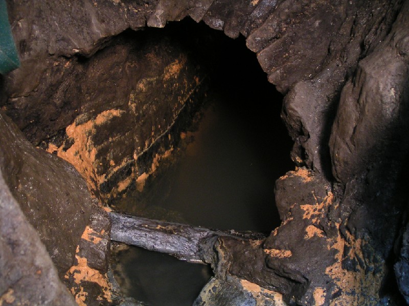 rg_hsb_watermanagement.jpg - This is the first big collapse that you come to after dropping out of Proud's Working. We managed to drop the water here about 15cm, the line above the black water mark shows the level before Karli's water management.