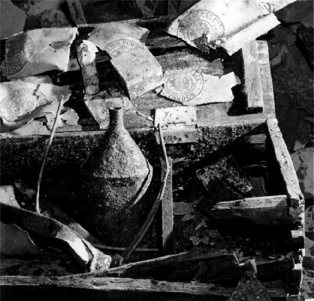 rg_psf_explosivesbox1995.jpg - This picture of the explosives box was taken around 1995 by Helen Wilkinson, a bit of an eye opener to see what has happened to it since. Food for thought here - leave things as you find them, especially if they are fragile paper artifacts. Where has the powder bottle got to?