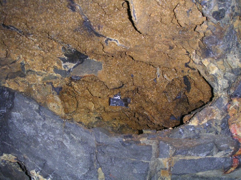 rg_psf_mineral.jpg - A mineral pocket with galena cube.