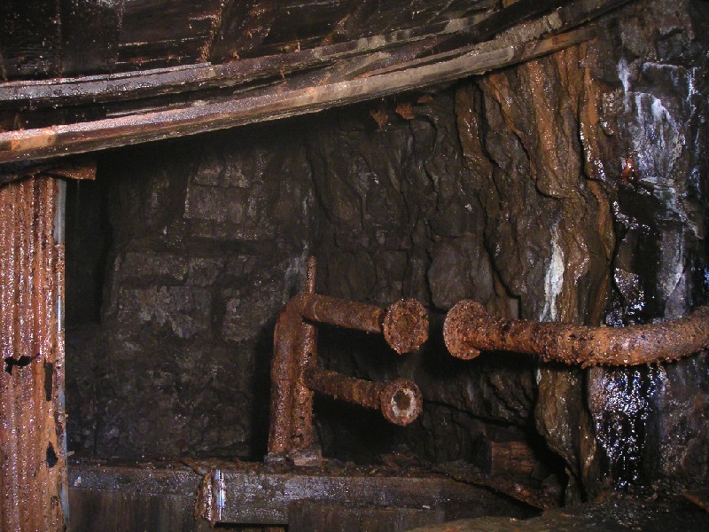 rg_engineshaft1.jpg - Looking into the Engine Shaft on Rampgill Vein. The shaft connects with the Rampgill Deep Level and eventually with the bottom of the Brewery Shaft.