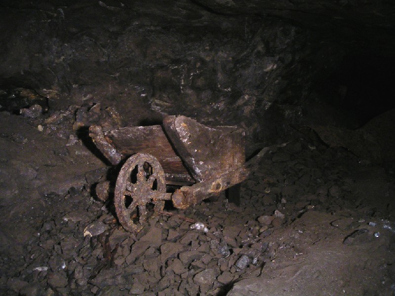 rg_flatabove_hardshinsvein_barrow3.jpg - An excellent example of a wooden and iron wheel barrow in the higher flats.