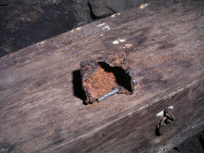 rg_flatabove_hardshinsvein_detbox.jpg - Again just by the rise, a detonator box with intact detonator, the camera did not pick it out to well, but it had very nice green colouring on it, from the copper / brass casing.