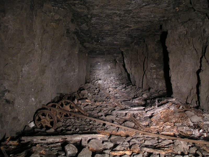 rg_flats&artifacts_hardshinsvein1.jpg - View down the flat by the rise, many artifacts on the floor including rail tracks going down it.