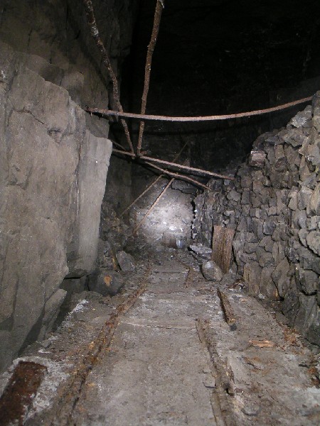 rg_flats&artifacts_hardshinsvein2.jpg - Further into the flats, at the end here you climb up higher over deads and it is possible to work your way back to the shelf on the right hand side.